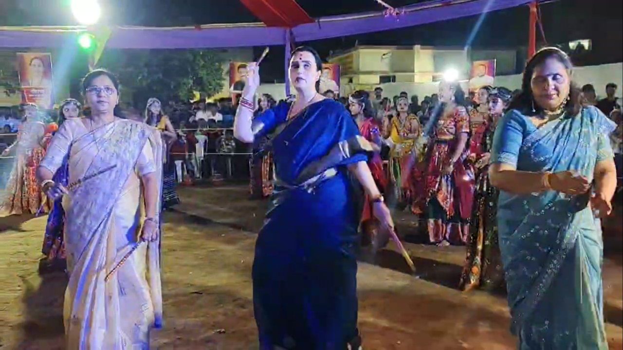 वर्ध्यातील हा गरबा उत्सव उत्साहाच्या वातावरणात पार पडला. ज्यामध्ये चित्रा वाघ यांची उपस्थिती विशेष लक्षवेधी ठरली.