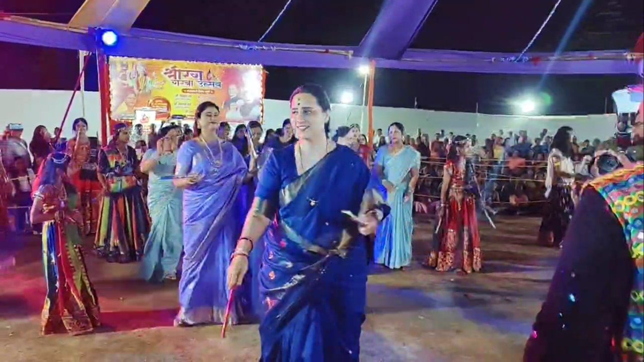 गावामध्ये गरबाचे आयोजन आणि त्यात सर्वांचा सहभाग ही बाब खूप छान आहे. अशाप्रकारे सर्वसामान्य नागरिकांमध्ये मिसळून सण-उत्सव साजरे करण्याची संधी मिळाल्याने खूप समाधान वाटलं, असे चित्रा वाघ म्हणाल्या.