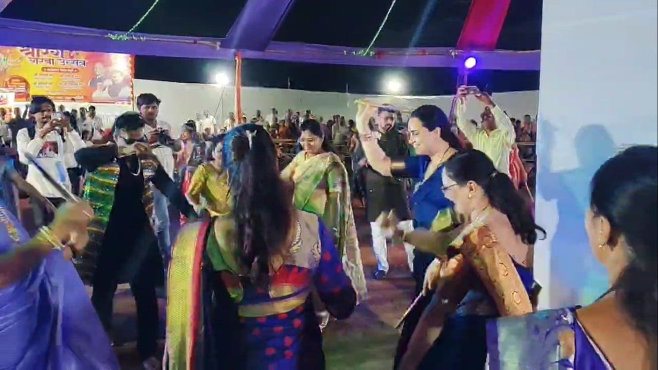 उत्सवाच्या या शानदार आयोजनामुळे आंजी (मोठी) येथे धार्मिक आणि सांस्कृतिक उत्साहाचं वातावरण निर्माण झालं होतं. यावेळी माध्यमांशी बोलताना चित्रा वाघ यांनी गरबा आयोजनाबद्दल आनंद व्यक्त केला.