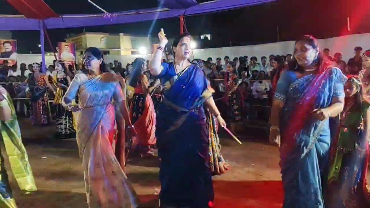 ज्यामुळे उत्सवाच्या उत्साहात आणखी भर पडली. इतक्या मोठ्या भाजप नेत्या असूनही त्यांना गरबा खेळताना पाहून नागरिकांमध्ये नवचैतन्य संचारले. यामुळे आनंदाचं वातावरण पाहायला मिळाले.