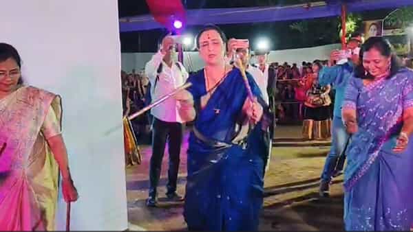 सध्या सर्वत्र नवरात्रौत्सव मोठ्या उत्साहात आणि भक्तीपूर्ण वातावरणात साजरा होत आहे. नऊ दिवसांच्या या उत्सवात आदिशक्तीची आराधना करण्यासोबतच गरबा आणि दांडियाची क्रेझही पाहायला मिळत आहे.