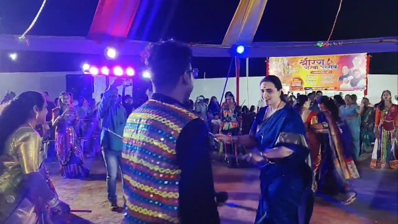 राजकारणाच्या व्यस्त वेळापत्रकातून वेळ काढून चित्रा वाघ या पारंपरिक गरबा नृत्यात सहभागी झाल्याने नागरिकांमध्ये त्यांच्या साधेपणाची चर्चा सर्वत्र रंगली आहे.