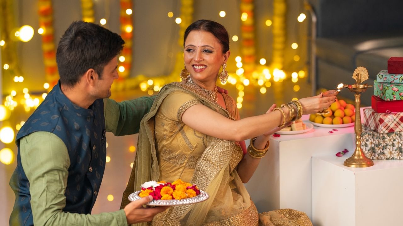 आचार्य चाणक्य यांनी त्यांच्या 'नीतिशास्त्र' या ग्रंथात जीवनाच्या विविध पैलूंवर मार्गदर्शन केले आहे. यात त्यांनी वैवाहिक जीवन सुखी आणि समृद्ध बनवण्यासाठी काही महत्त्वाच्या गोष्टी सांगितल्या आहेत. ज्या प्रत्येक स्त्रीला माहित असणे आवश्यक आहे.