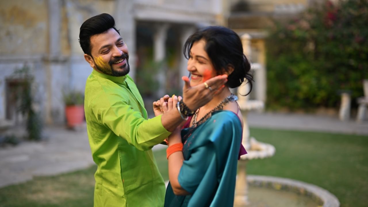 आपल्या पतीची तुलना इतर कोणत्याही पुरुषासोबत करणे हे वैवाहिक जीवनातील एक मोठी चूक आहे. चाणक्यांच्या मते, यामुळे पतीच्या भावना दुखावतात. त्यांचा स्वाभिमानही दुखावतो. जर तुम्ही वारंवार तुमच्या पतीची तुलना दुसऱ्या पुरुषासोबत केली, तर तुमच्या नात्यातील कायमच तिखटपणा येतो. त्यामुळेच आपल्या पतीचा नेहमी आदर करा. त्याची तुलना करणे टाळा.