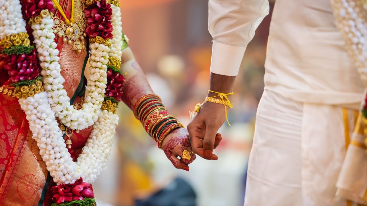 हल्ली घटस्फोटाच्या प्रमाणात सातत्याने वाढ होत आहे. कोणतेही नाते हे संवाद आणि विश्वास या दोन गोष्टींवर अवलंबून असते. पती-पत्नीच्या नात्यात काही गोष्टी उघडपणे बोलणं हे शहाणपणाचे ठरते. तर काही गोष्टी गुप्त ठेवणं यातच शहाणपण असते. त्यामुळे पत्नीने आपल्या पतीपासून काही गोष्टी गुप्त ठेवाव्यात, असे आचार्य चाणाक्य सांगतात.