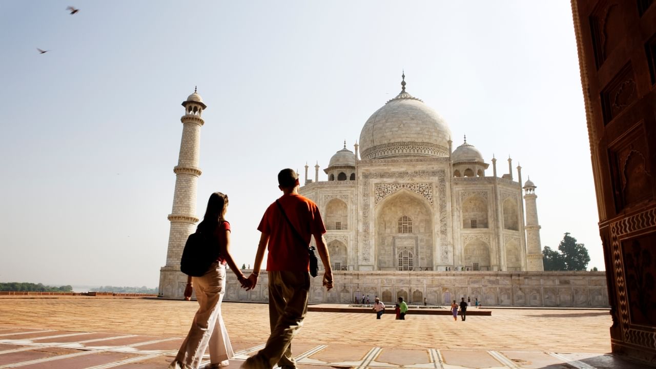 पत्नीने कधीही आपल्या पतीशी खोटे बोलू नये. खोटे बोलल्याने त्यांचे नाते कमकुवत होते. विश्वास तुटतो. त्यामुळे जर तुमचे वैवाहिक जीवन आनंदी ठेवायचे असल्यास नेहमी सत्य बोला.