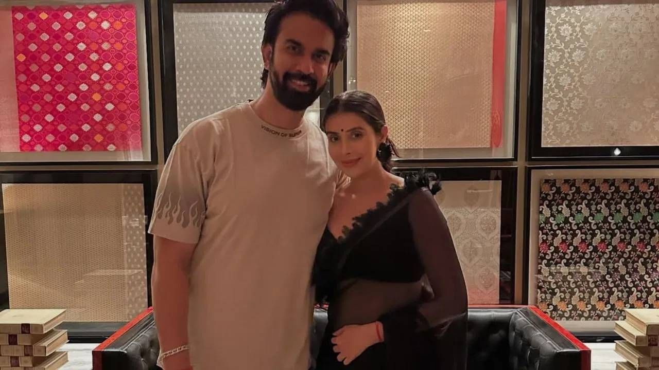 विषय इथेच संपत नाही. चारु आपला पूर्व पती आणि पूर्व सासूसोबत क्वालिटी टाइम स्पेंड केला. दोघांनी सोबत अनेक फोटो काढले. फोटोजमध्ये चारु आणि राजीव परस्परांच्या खूप जवळ वाटले. दोघांना पाहून असं अजिबात वाटलं नाही की, त्यांचा घटस्फोट झालाय. 