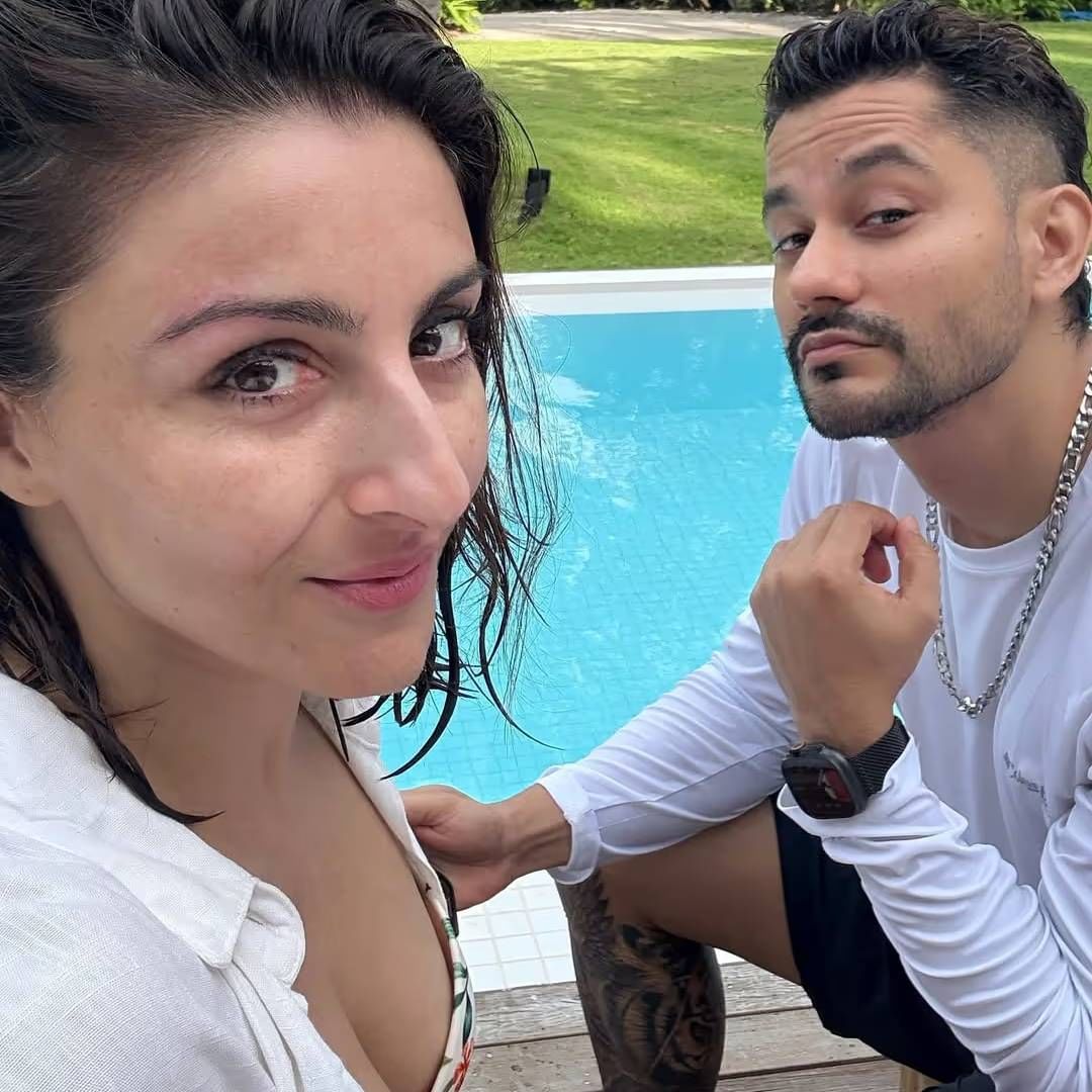 पण सोहाने जेव्हा कुणालसोबत लिव इन रिलेशनशिपमध्ये राहण्याचा निर्णय घेतला, त्यावेळी आई शर्मिला टागोरने तिला खास सल्ला दिलेला. सोहाने सांगितलं की, माझ्या आईने मला एक गोष्ट सांगितलेली की, लग्नआधी तुम्ही दोघे सोबत राहणार असाल, तर काही पुरुष असे असतात, जे लग्नाला उशीर करतात. त्यांच्यावर दबाव टाकावा लागतो.