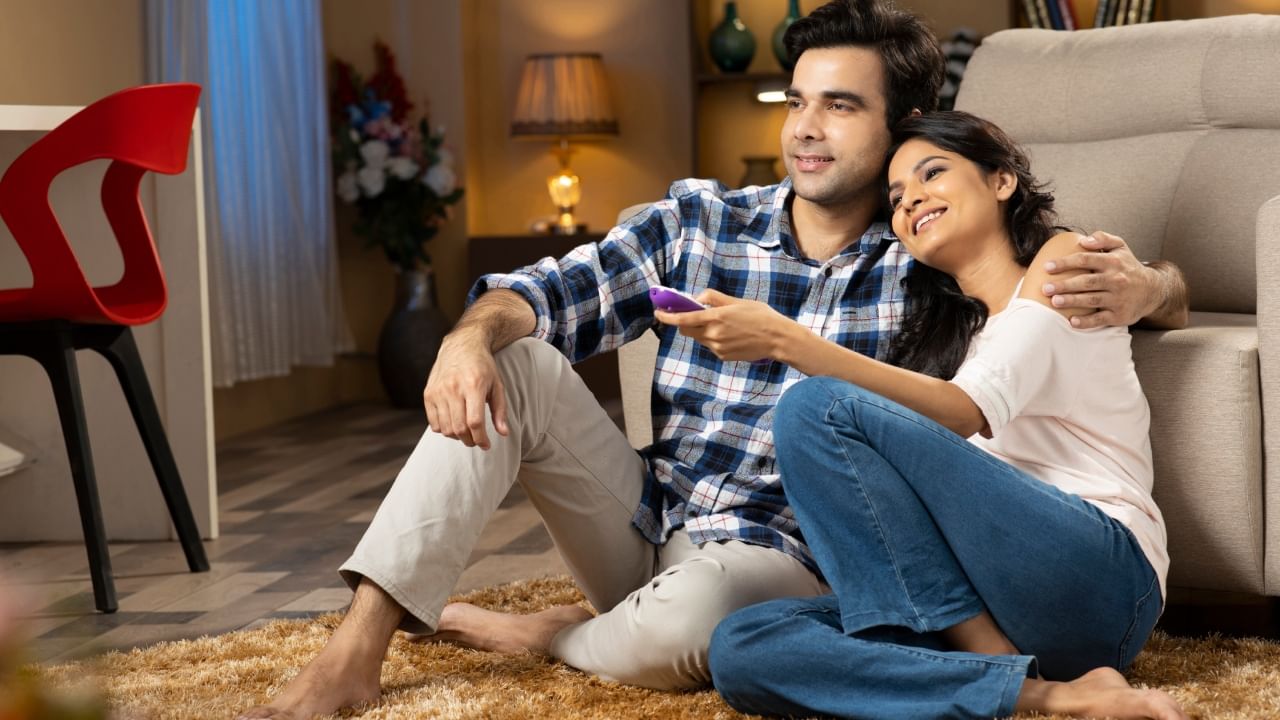 चाणक्यांच्या म्हणण्यानुसार, पत्नीने दानधर्म केल्यास त्याविषयी पतीला कधीही सांगू नये. कारण, दान गुप्त ठेवल्याने त्याचे पुण्य वाढते. त्याचप्रमाणे, पत्नीने आपल्या बचतीबद्दलची संपूर्ण माहिती पतीला देऊ नये. कारण भविष्यात कोणतीही आपत्कालीन परिस्थिती आल्यास, ही बचत उपयोगी पडू शकते. त्यामुळे, काही प्रमाणात पैसे स्वतःजवळ गुप्त ठेवणे शहाणपणाचे असते.