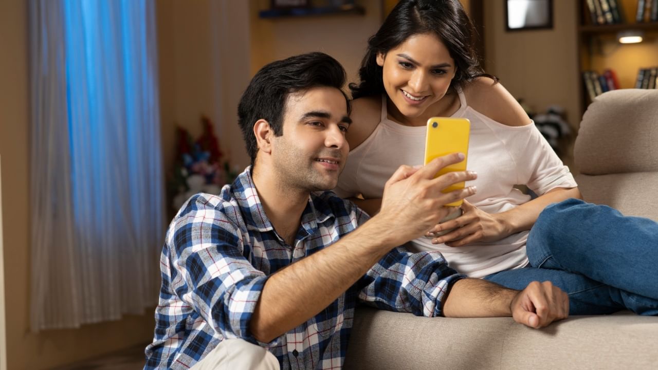 चाणक्य नीतीनुसार, कोणत्याही नात्याचा पाया विश्वास असतो. वैवाहिक जीवनात पती-पत्नीने नेहमी एकमेकांप्रती प्रामाणिक असावे. खोटे बोलणे हे कोणतेही नाते संपण्याचे कारण बनू शकते.