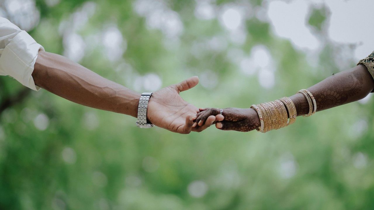 भारतीय दंड संहिता (IPC) कलम ४९७ नुसार, पूर्वी व्यभिचार हा एक फौजदारी गुन्हा (Criminal Offence) मानला जात होता. यानुसार, जर एखाद्या विवाहित पुरुषाने दुसऱ्या विवाहित महिलेशी तिच्या पतीच्या संमतीशिवाय संबंध ठेवले, तर तो गुन्हा मानला जायचा.