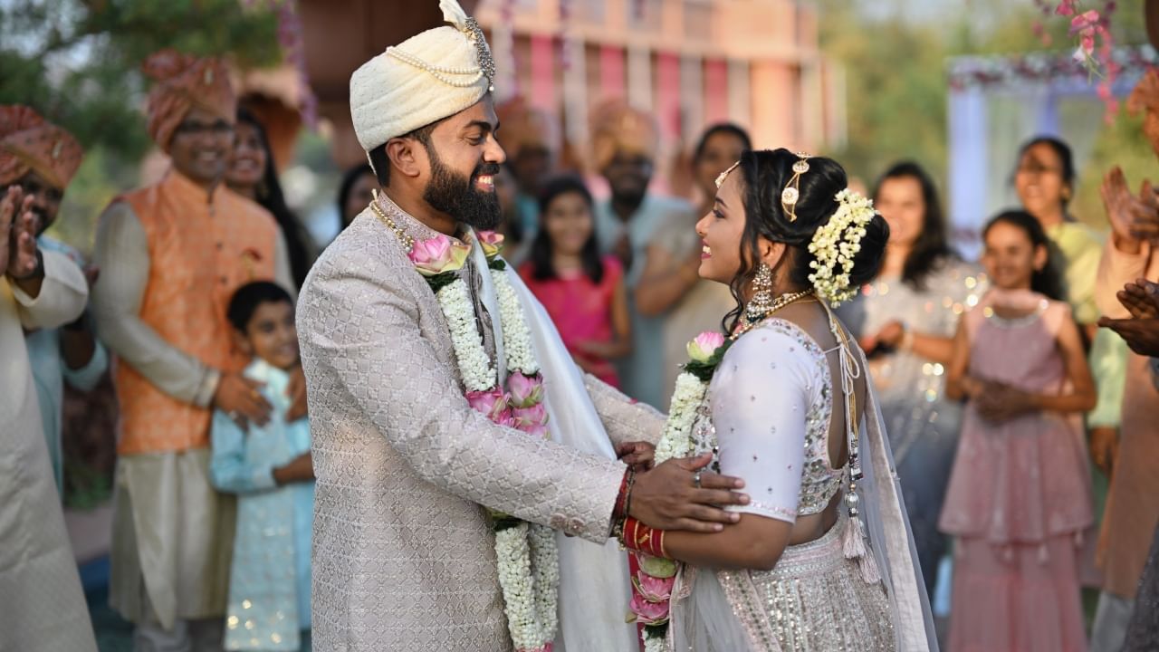 लग्नानंतर प्रत्येक स्त्री आपल्या सासरी जाते. त्यानंतर ती तिथे नवऱ्यासोबत एक नवीन आयुष्य सुरू करते. अनेक स्त्रिया आपल्या आई-वडिलांच्या घरातील लहान-मोठी प्रत्येक गोष्ट नवऱ्याला सांगतात. सुरुवातीला या गोष्टी फार सामान्य असतात.