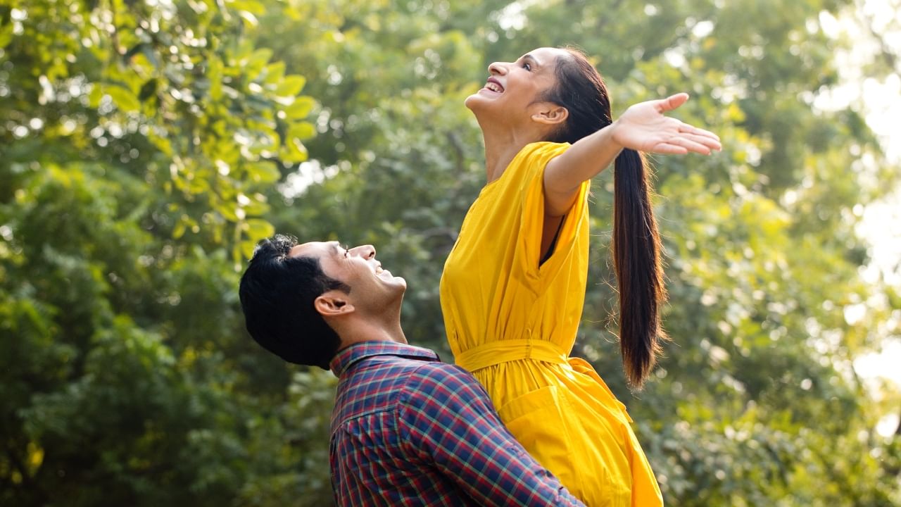 चाणक्यांच्या मते, वैवाहिक जीवनात काही गोष्टी अशा आहेत, ज्याची माहिती पत्नीने पतीला दिल्यास त्यांच्या नात्यात कटुता येऊ शकते. आता या गोष्टी नक्की कोणत्या याबद्दल आपण जाणून घेऊया.