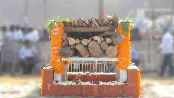 एकाच घरातून 2 अंत्ययात्रा ! भावाच्या मृत्यूची बातमी ऐकताच छोटा भाऊ कोसळला, त्या गावात काय घडलं ?