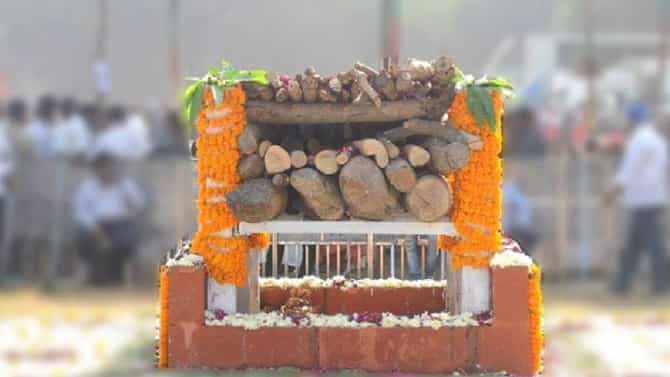 एकाच घरातून 2 अंत्ययात्रा ! भावाच्या मृत्यूची बातमी ऐकताच छोटा भाऊ कोसळला, त्या गावात काय घडलं ?
