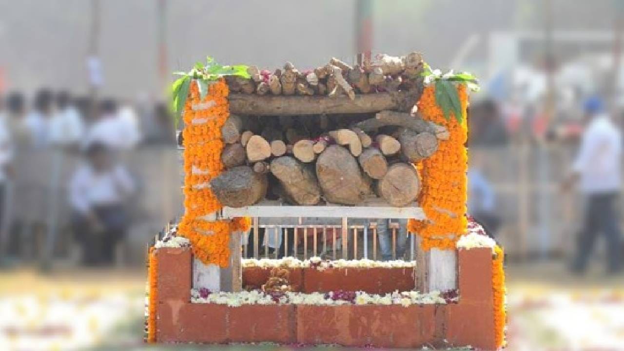 एकाच घरातून 2 अंत्ययात्रा ! भावाच्या मृत्यूची बातमी ऐकताच छोटा भाऊ कोसळला, त्या गावात काय घडलं ?