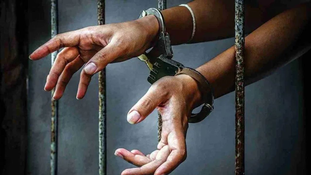 हातात हिरवी सुटकेस, रेल्वे स्टेशनवर पोलिसांनी तरुणाला पकडलं, आत जे निघालं ते पाहून पोलीसही हादरले