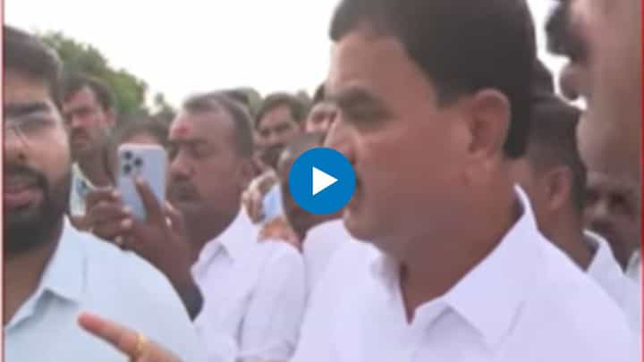 दादा 2-3 हजार नको, आता... शेतकरी आक्रमक; भरणेंचा थेट अधिकाऱ्यांना फोन अन्... दादा 2-3 हजार नको, आता... शेतकरी आक्रमक; भरणेंचा थेट अधिकाऱ्यांना फोन अन्...