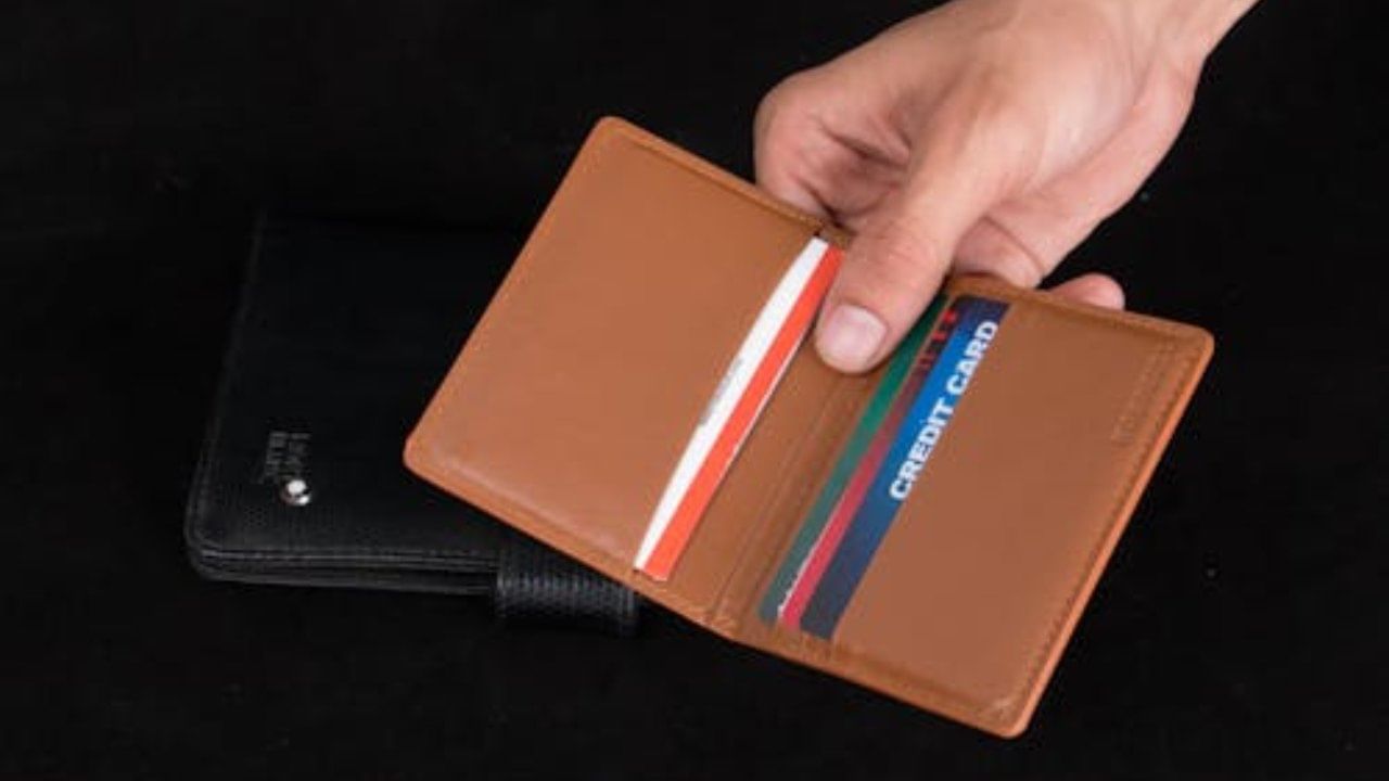 आधार कार्ड पूर्णपणे रद्द करण्याचा कोणताही अधिकृत मार्ग नाही. मात्र, त्याचा गैरवापर टाळण्यासाठी तुम्ही ते लॉक करू शकता. यासाठी तुम्ही UIDAI (Unique Identification Authority of India) ला संपर्क साधा. मृत व्यक्तीच्या मृत्यूची माहिती देऊन त्यांचा आधार आयडी लॉक करण्याची विनंती करा.