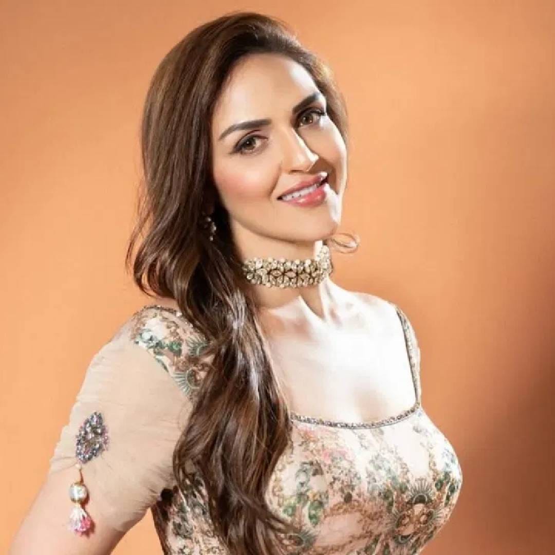 वर्ष 2020 साली 'अम्मा मिया' नावाने ईशा देओलच पुस्तक आलेलं. त्याच पुस्तकात तिने सासरच्या एका बंदीचा उल्लेख केलेला. तिने म्हटलेलं की, तिची सासू तिच्यावर खूप प्रेम करते. ती घरातली पहिली सून होती. सासू तिला तिसरा मुलगा म्हणून बोलवायची.   