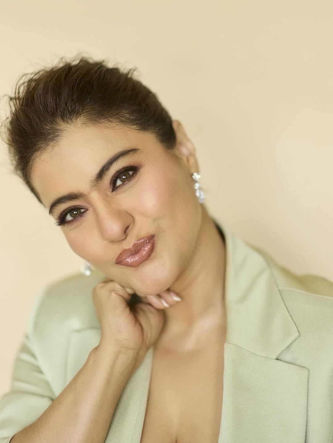 काजोल हिने इन्स्टाग्रामवर स्वतःचे काही फोटो पोस्ट केले आहेत. फोटो पोस्ट करत अभिनेत्रीने लक्षवेधी कॅप्शन देखील लिहिलं आहे. अभिनेत्रीने लिहिलेलं कॅप्शन देखील चाहत्यांना प्रचंड आवडलं आहे.