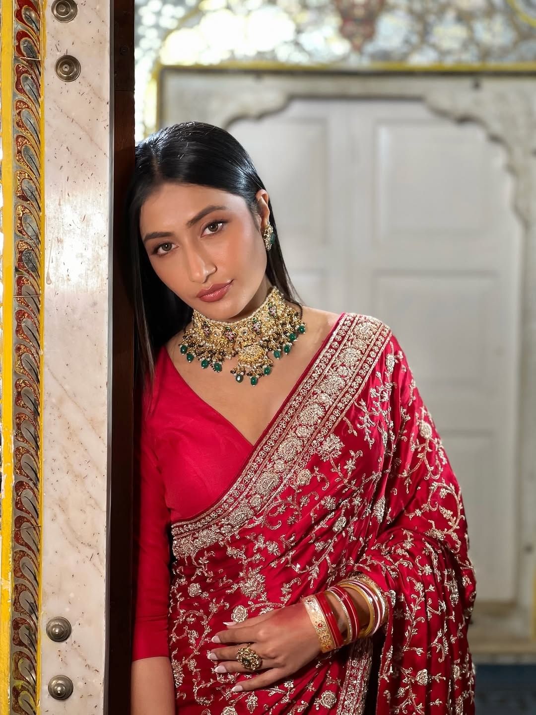 फोटो पोस्ट करत धनश्री हिने कॅप्शनमध्ये 'व्हिंटेज वाईब्स...' असं लिहिलं आहे. तर अनेकांनी कमेंटमध्ये सिंदूर आणि मंगळसूत्र कोणाच्या नावाचं... असा प्रश्न धनश्री हिला विचारलेला आहे.