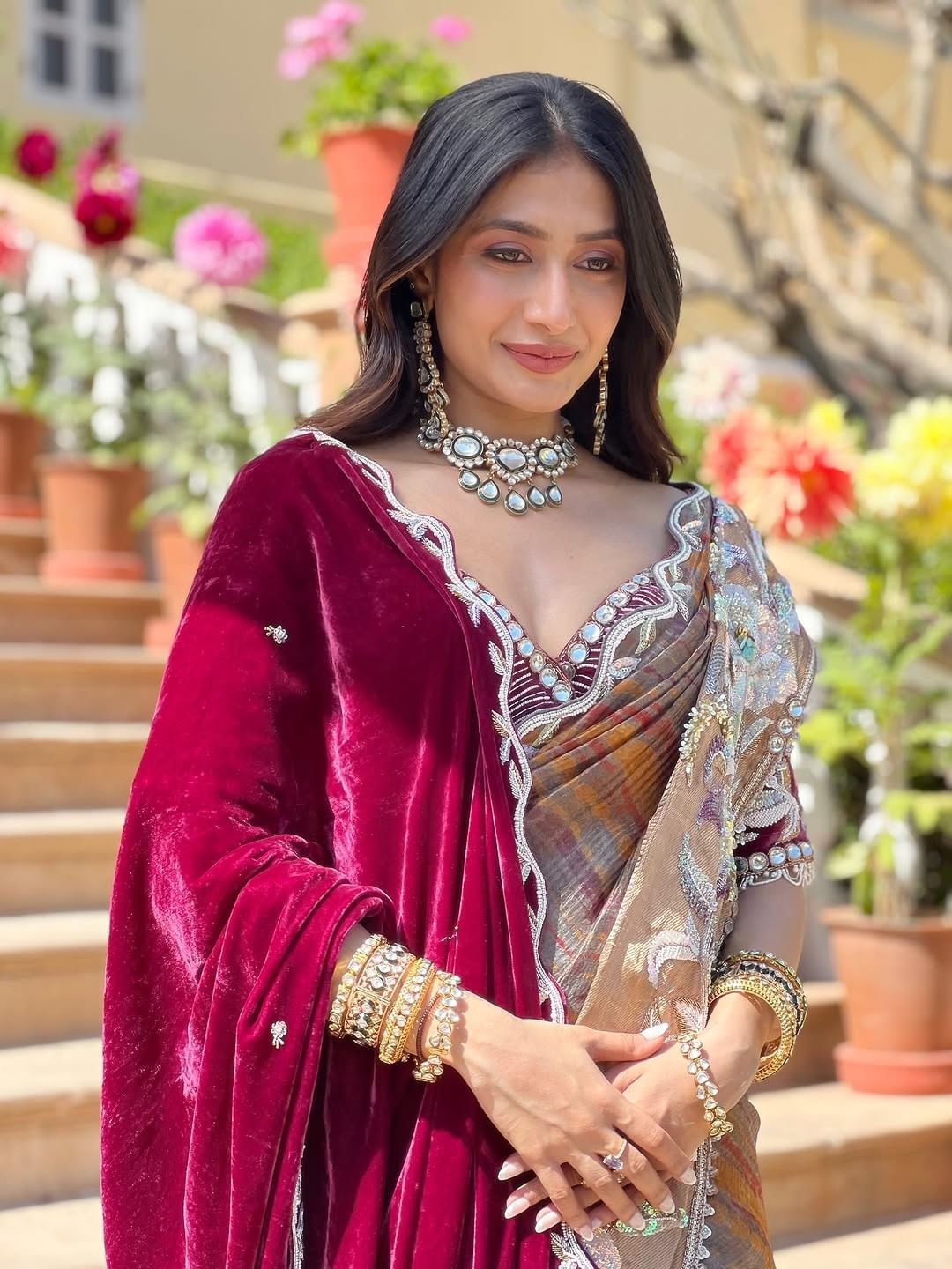 धनश्री सोशल मीडियावर कायम सक्रिय असते. सोशल मीडियावर तिच्या चाहत्यांची संख्या देखील फार मोठी आहे. चाहत्यांच्या संपर्कात राहण्यासाठी धनश्री कायम स्वतःचे फोटो आणि व्हिडीओ सोशल मीडियावर पोस्ट करत असते.