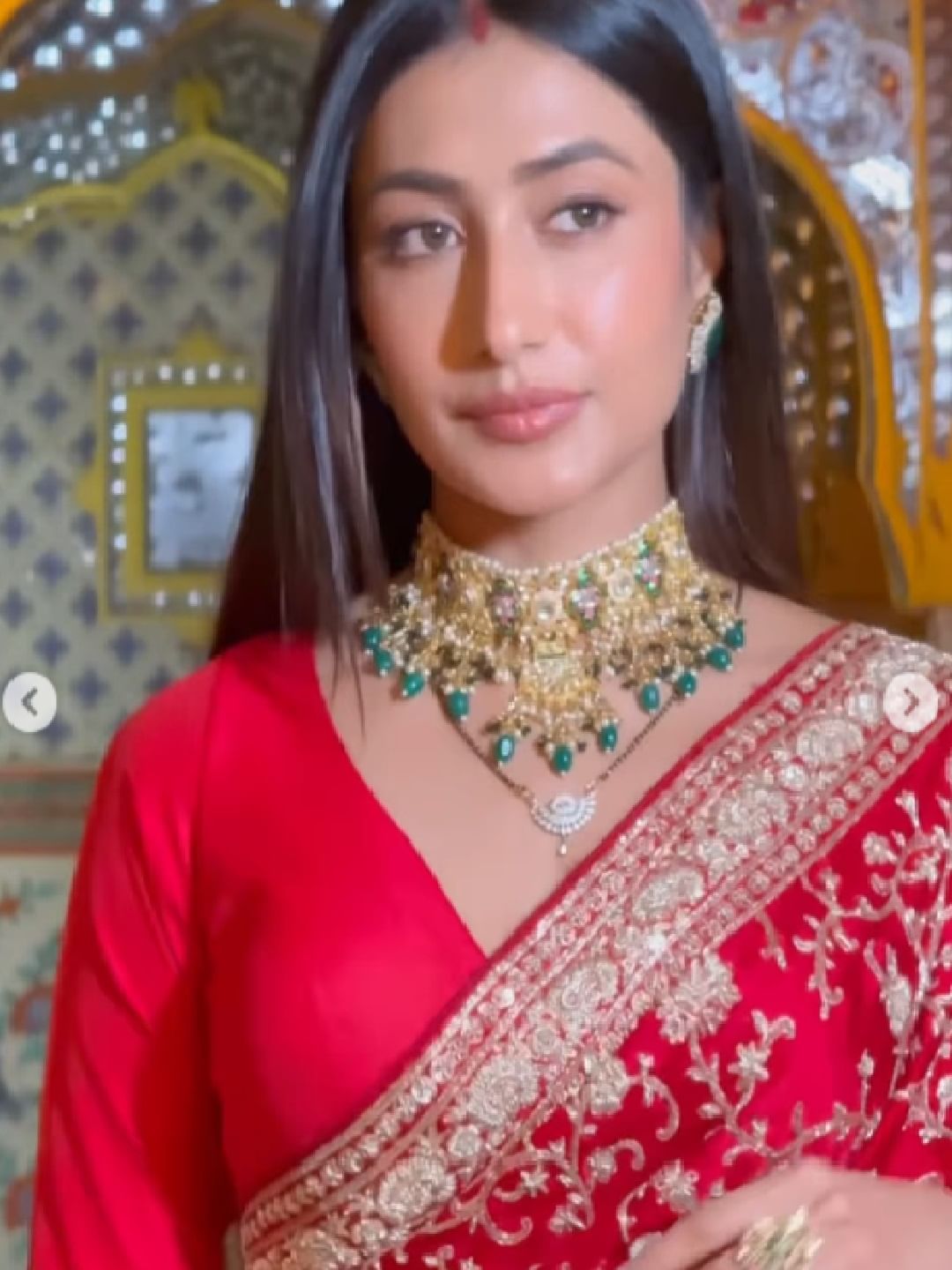 नुकताच सोशल मीडियावर पोस्ट केलेल्या एका व्हिडीओमध्ये धनश्री लाल साडीमध्ये सुंदर दिसत आहे. धनश्री हिच्या सिंदूर आणि मंगळसूत्राने सर्वांचं लक्ष वेधून घेतलं आहे.