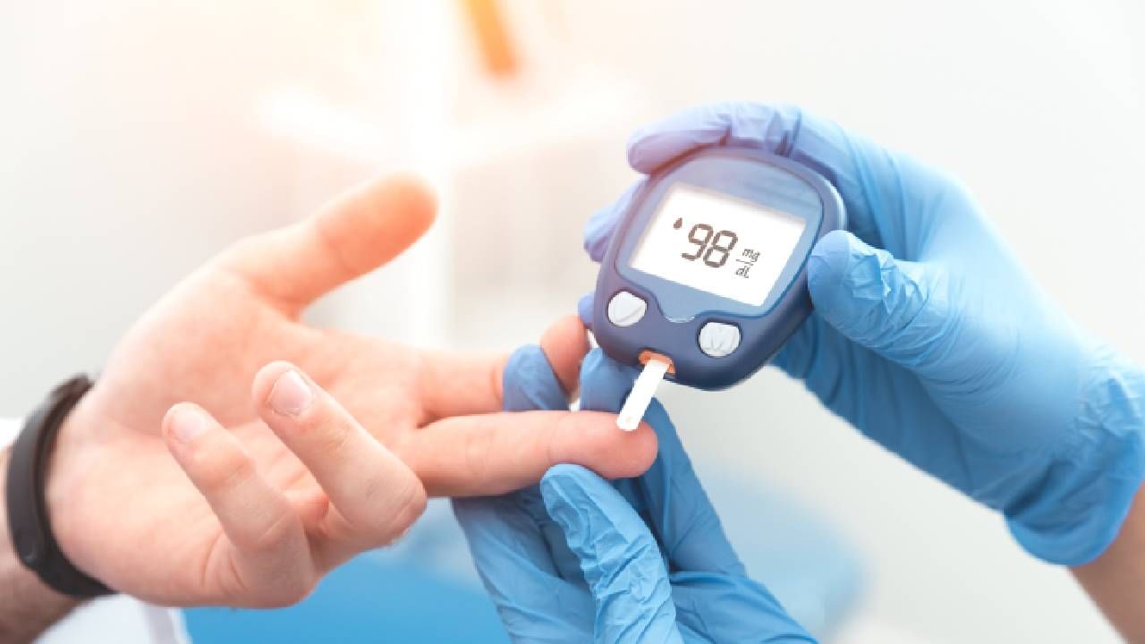 ग्रहणकाळात जेवणाचा शरीरावर अतिरिक्त परिणाम होतो. यामुळे अधिक झोप येते. मधुमेह असलेल्या रुग्णांसाठी हे अधिक त्रासदायक ठरू शकतं. कारण त्यांच्या रक्तातील साखरेचं प्रमाण वाढतं. त्यामुळे ग्रहणकाळात जेवण पूर्णपणे टाळण्याचा सल्ला दिला जातो.