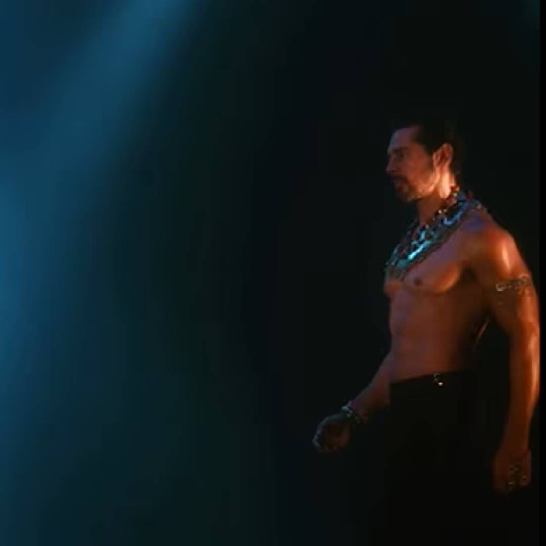 'पानी में लगाई आग' गाण्यात नेहा तिच्यापेक्षा वयाने 12 वर्षाने मोठा असलेला हिरो डिनो मारियोसोबत रोमान्स करताना दिसते. टीजरमध्ये नेहा डिनोसोबत रोमान्स करताना दिसते. पाण्यातील दोघांचा रोमान्स पाहून तिच्या चाहत्यांमध्ये खळबळ उडाली आहे. 