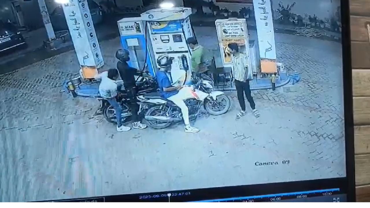 पोलिस सूत्रांनी दिलेल्या माहितीनुसार, 9 सप्टेंबर रोजी बरेली येथील एका पेट्रोल पंपावर सीसीटीव्ही कॅमेऱ्यात दोघे कैद झाले होते आणि त्यांचा शोध सुरूच आहे.