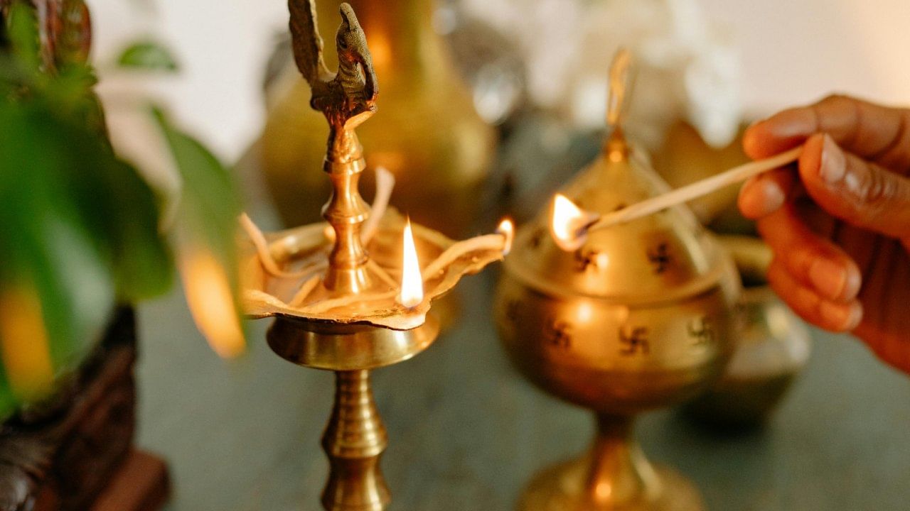 अवघ्या महिन्याभरावर दिवाळी येऊन ठेपली आहे. दिवाळी हा सण आनंद, समृद्धी आणि सकारात्मकतेचे प्रतीक मानला जातो. घरात लक्ष्मीचे आगमन व्हावे यासाठी दिवाळीपूर्वी घरातून काही विशिष्ट वस्तू काढून टाकणे शुभ मानले जाते. यामुळे नकारात्मक ऊर्जा दूर होऊन सुख-समृद्धी नांदते.