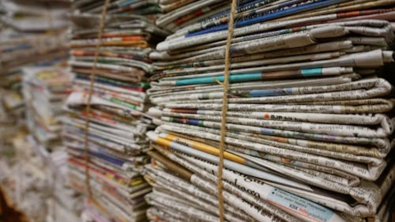 जुनी वर्तमानपत्रे, मासिके किंवा इतर कोणत्याही निरुपयोगी वस्तू, ज्या केवळ जागा व्यापतात किंवा नकारात्मक ऊर्जा आकर्षित करतात, ते तात्काळ काढून टाका. घराच्या प्रत्येक कोपऱ्यातून अनावश्यक वस्तू बाहेर काढा.