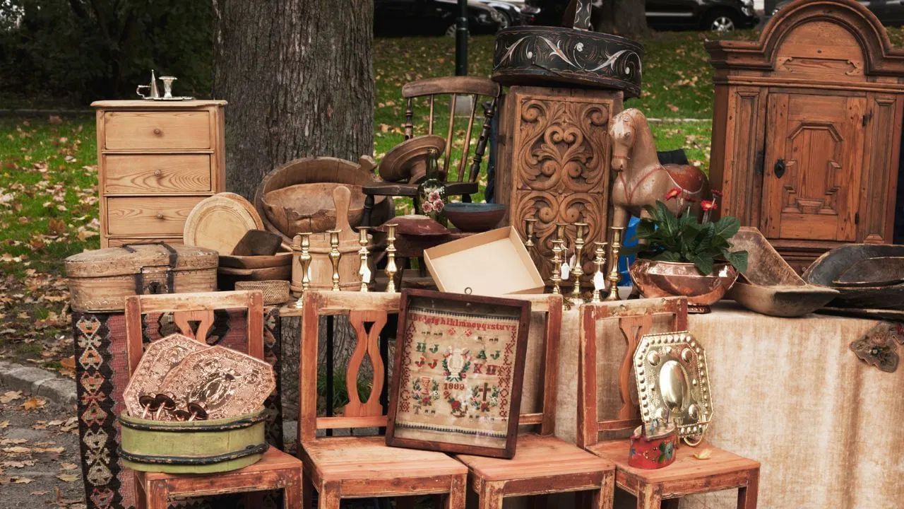 तुटलेले, जीर्ण झालेले किंवा वापरात नसलेले फर्निचर घराची सकारात्मक ऊर्जा कमकुवत करते. त्यामुळे ते त्वरीत घराबाहेर टाकून द्या. यामुळे नशीब आणि समृद्धीच्या मार्गात बाधा येऊ शकते.