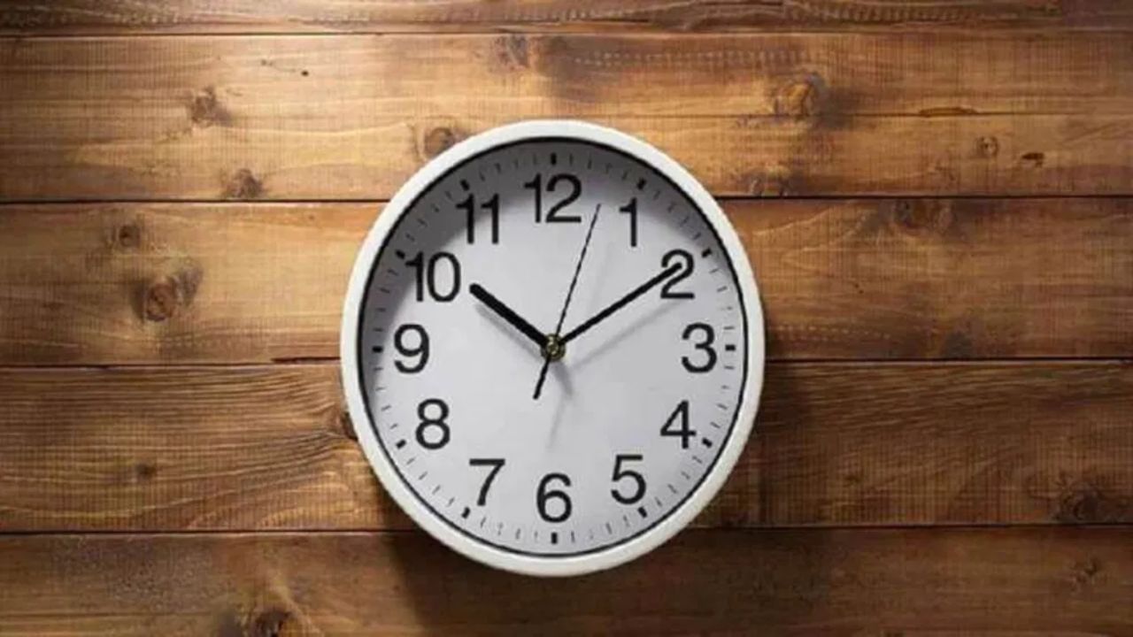 जर तुमच्या घरात बंद झालेले किंवा बिघाड झालेले घड्याळ असेल तर ते तात्काळ काढून टाका. बिघाड झालेले किंवा बंद घड्याळ प्रगतीतील अडथळे निर्माण करते. यामुळे वाईट काळात वाढ होऊ शकते.