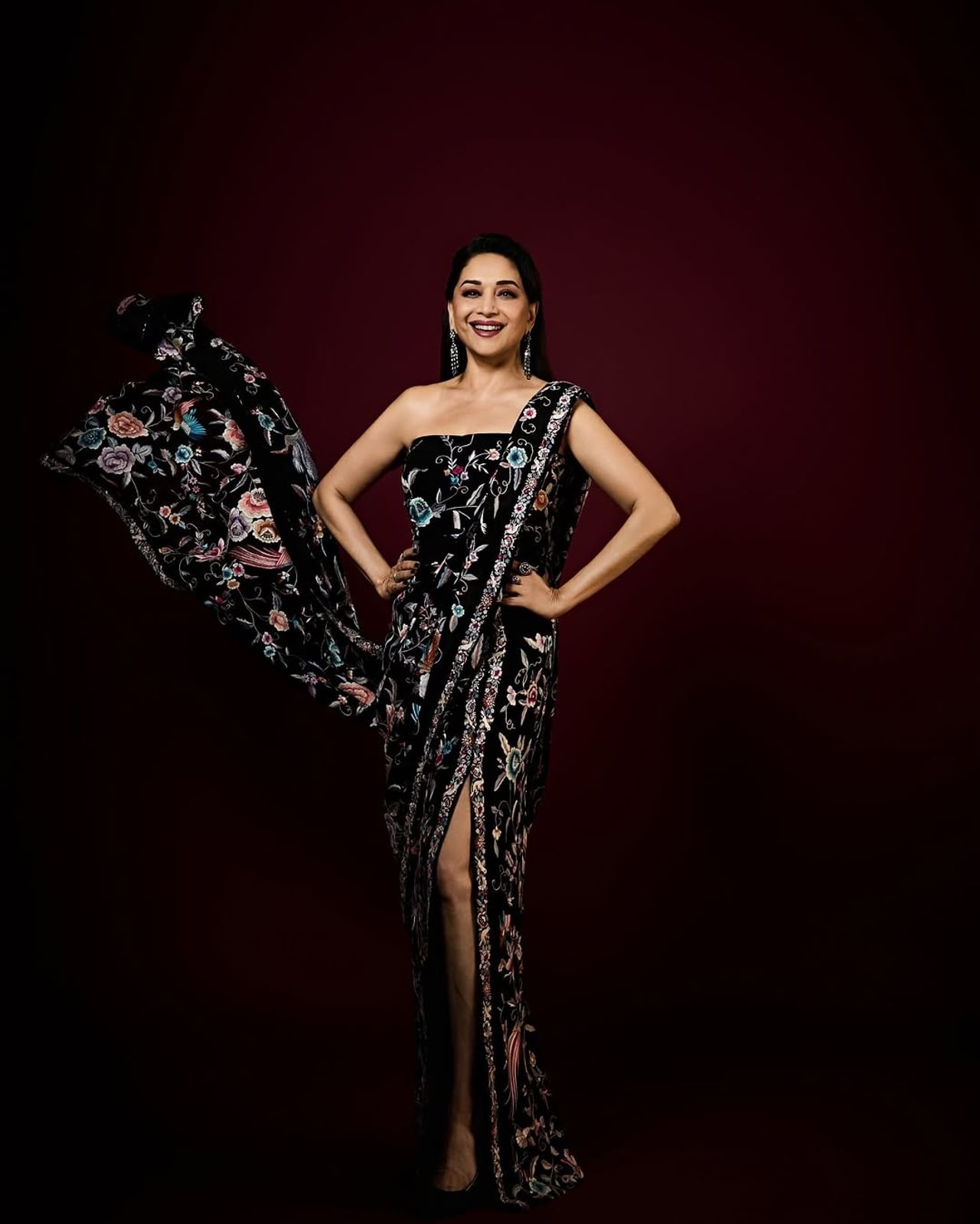 अभिनेत्री माधुरी दीक्षित हिला आज कोणत्याच ओळखीची गरज नाही. अनेक सिनेमांमध्ये दमदार भूमिका साकारत अभिनेत्रीने चाहत्यांच्या मनावर राज्य केलं. कायम कोणत्या न कोणत्या कारणामुळे अभिनेत्री चर्चेत असते. 