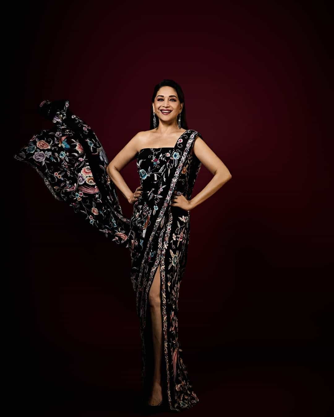 अभिनेत्री माधुरी दीक्षित हिला आज कोणत्याच ओळखीची गरज नाही. अनेक सिनेमांमध्ये दमदार भूमिका साकारत अभिनेत्रीने चाहत्यांच्या मनावर राज्य केलं. कायम कोणत्या न कोणत्या कारणामुळे अभिनेत्री चर्चेत असते.