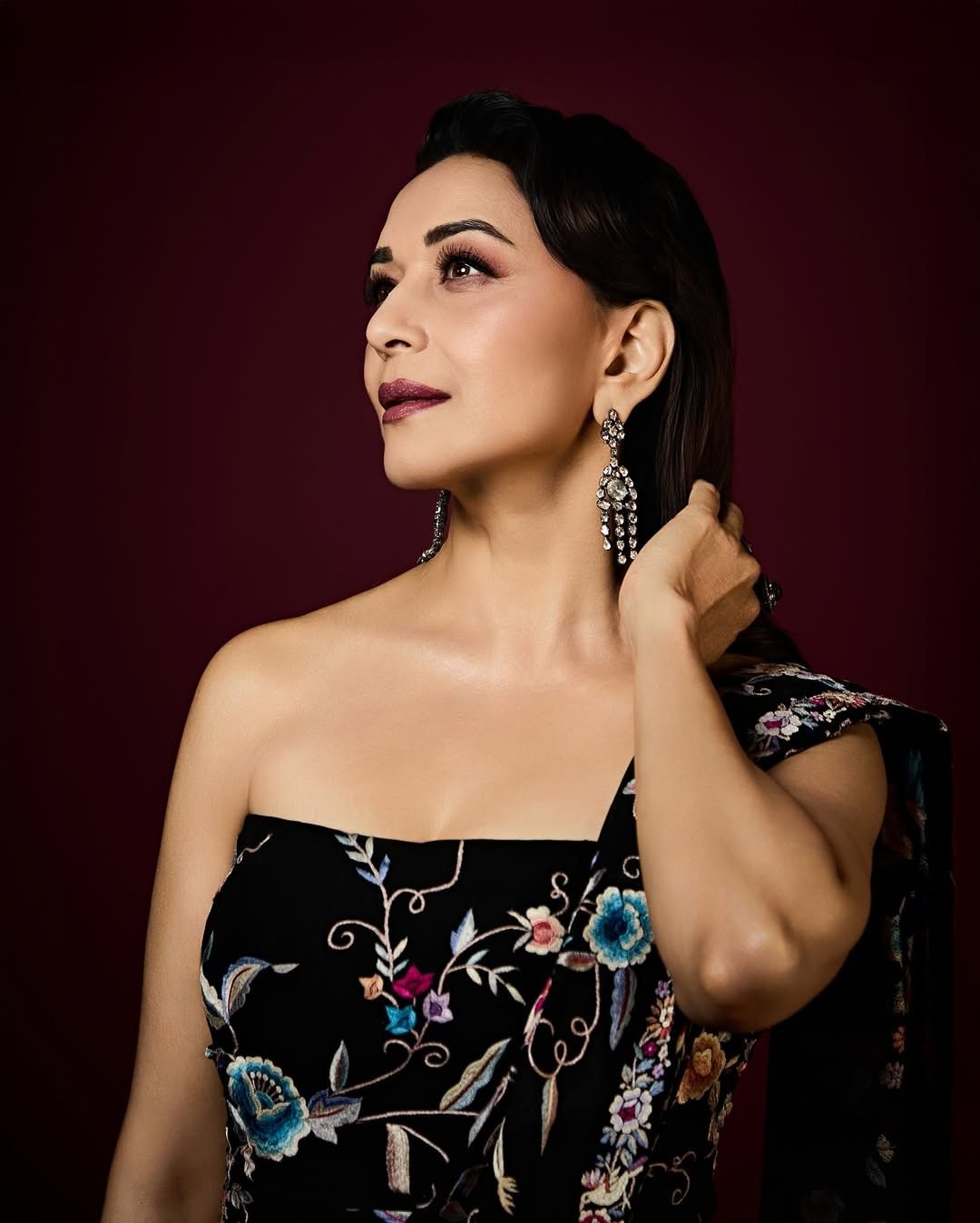 माधुरी दीक्षित हिचे फोटो देखील सोशल मीडियावर व्हायरल होत असतात. आता देखील अभिनेत्रीने खास फोटो पोस्ट केले आहेत. चाहत्यांना देखील अभिनेत्रीचा लूक आवडला आहे.