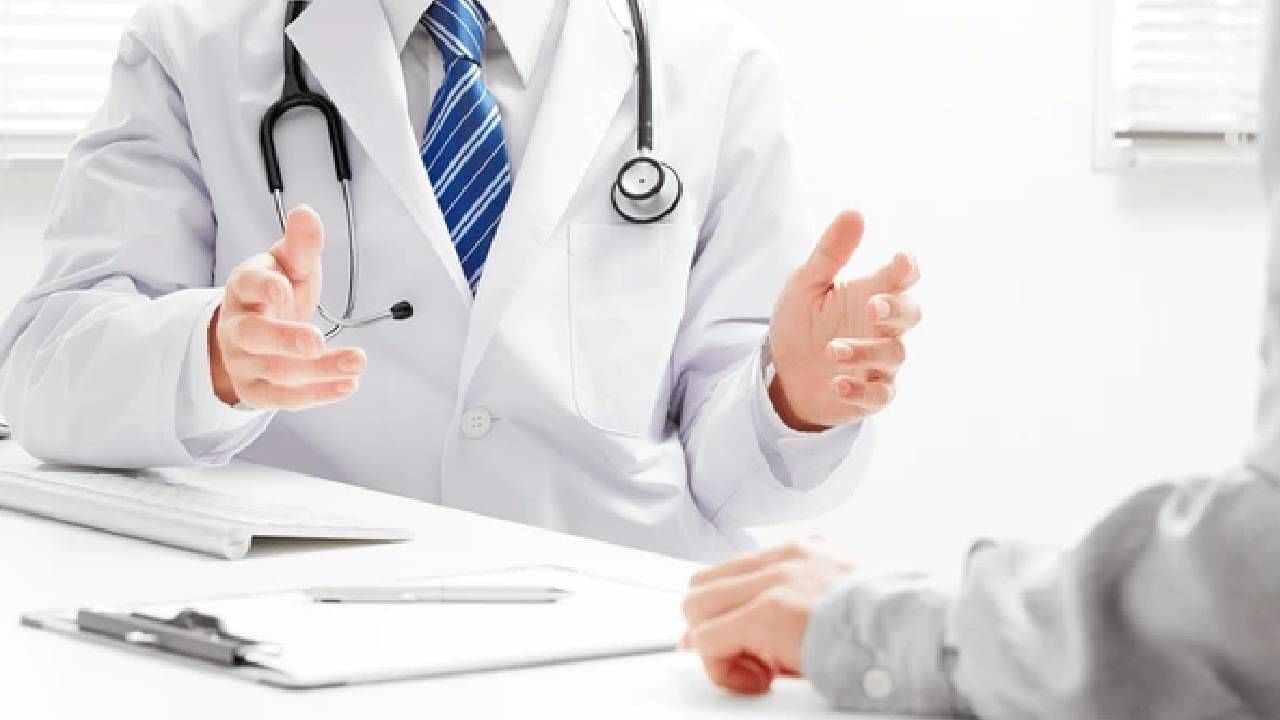 डॉक्टरने डॉक्टरचाच केला मोठा विश्वासघात; घातला 70 लाखांचा गंडा, पोलिसांकडून आरोपींचा शोध