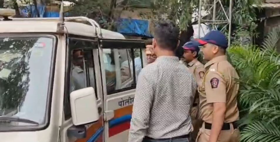 डोंबिवली जवळील ग्रामीण भागातील एका जिल्हा परिषद शाळेत एक धक्कादायक घटना घडली आहे. येथे शाळेच्या मुख्याध्यापकाने सहा वर्षाच्या चिमुकलीवर लैंगिक अत्याचार केल्याचा प्रकार उघडकीस आला आहे.