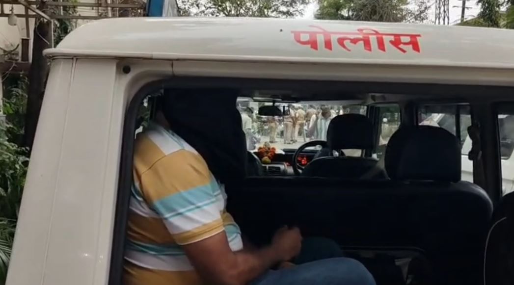  हा धक्कादायक प्रकार समोर आल्यानंतर मानपाडा पोलीस ठाण्यात मुख्याध्यापक महेंद्र खैरनार विरोधात गुन्हा दाखल करण्यात आला असून त्याला बेड्या ठोकण्यात आल्या आहेत. पोलीस या प्रकरणाची चौकशी करत आहेत.