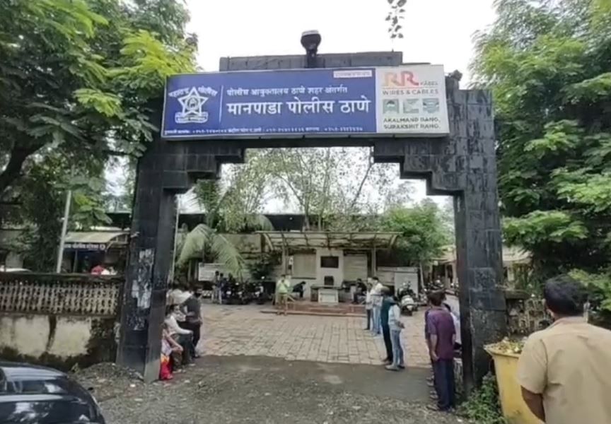 मिळालेल्या माहितीनुसार मुख्यध्यापकाने दोन दिवसांपूर्वी हे कृत्य केले होते. घडल्या प्रकाराबाबत पीडित मुलीने कुटुंबियांना सांगताच कुटुंबीयांनी थेट मानपाडा पोलीस ठाणे गाठले. पोलिसांनीही प्रकरणाचे गांभीर्य लक्षात घेत मुख्याध्यापकाविरोधात गुन्हा दाखल केला.