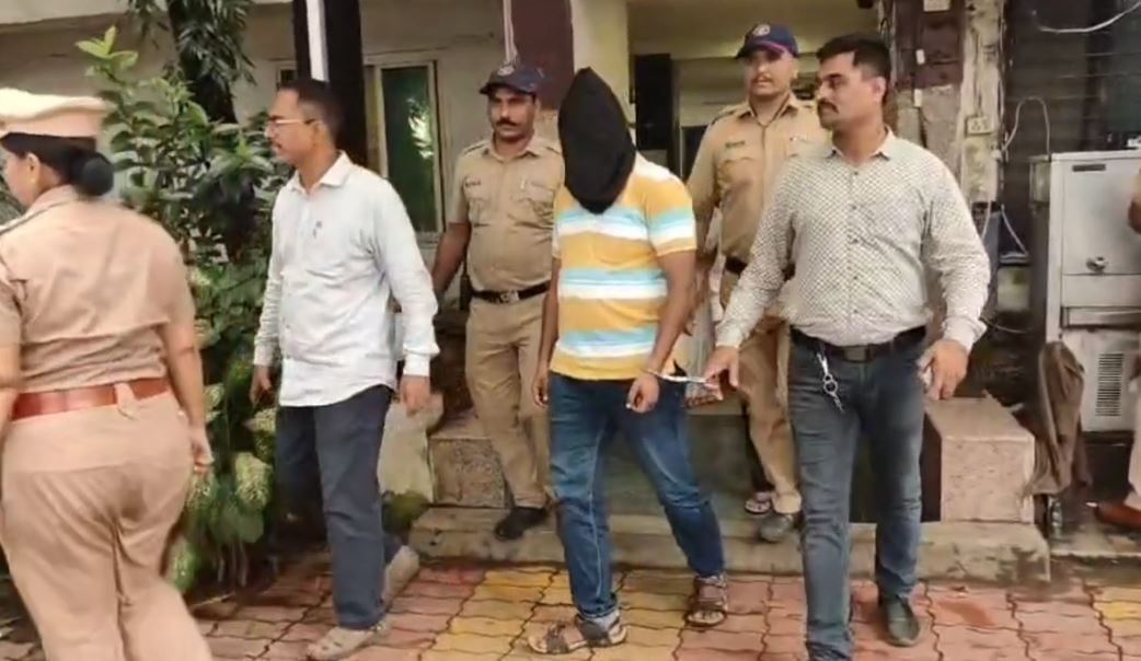 गुन्हा दाखल होताच पोलिसांनी तत्काळ या मुख्याध्यापकाला अटक केले. महेंद्र खैरनार असे या मुख्याध्यापकाचे नाव आहे .दरम्यान या आधी 2019 साली ग्रामस्थांनी महेंद्र खैरनार मुलींसोबत गैरवर्तन करत असल्याची तक्रार गट विकास अधिकाऱ्याकडे केली होती.
