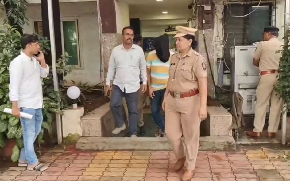 तसेच त्या तक्रारीत मुख्याध्यापकाची बदली करण्याची मागणी करण्यात आली होती. मात्र प्रशासनाणे दुर्लक्ष केल्याचा आरोप ग्रामस्थांनी केलाय .या घटनेनंतर परिसरात संतापाची लाट उसळली असून या प्रकरणाची जलदगतीने चौकशी करावी तसेच या प्रकरणी पीडित मुलीला न्याय द्यावा अशी मागणी केली जात आहे. त्यामुळे या प्रकरणात नेमके काय होणार? हे पाहणे महत्त्वाचे ठरणार आहे.