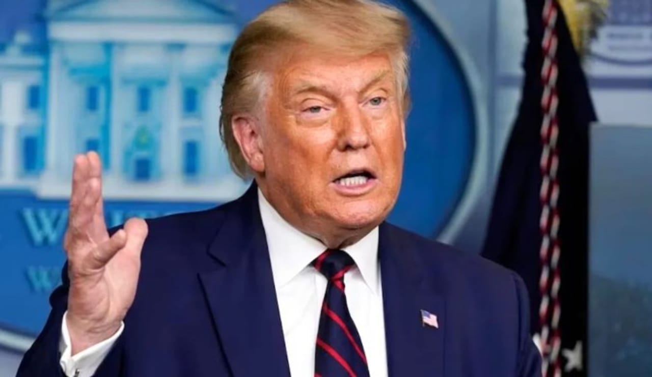 अमेरिकेचे राष्ट्राध्यक्ष डोनाल्ड ट्रम्प यांनी भारतावर लादलेल्या 50 टक्के टॅरिफमुळे जगभरात अस्वस्थता आहे. खुद्द अमेरिकेतही ट्रम्प यांच्या निर्णयाला कडाडून विरोध केला जात आहे. भारतावर लादलेल्या या टॅरिफमुळे अमेरिकेचेच नुकसान होण्याची शक्यता तिथल्याच तज्ज्ञांकडून व्यक्त केली जात आहे. 