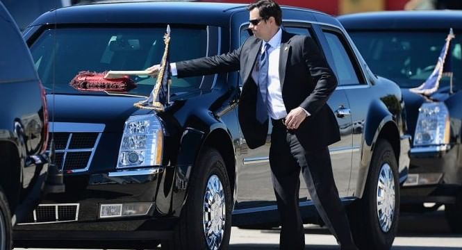 सध्या डोनाल्ड ट्रम्प ब्रिटनच्या दौऱ्यावर आहेत. आपल्या तीन दिवसांच्या या दौऱ्यात ते आपल्यासोबत त्यांची द बिस्ट नावाची ही कार घेऊन गेले आहेत. ते ब्रिटनमध्ये याच कारने प्रवास करतील. या कारला जगातील सर्वाधिक सुरक्षित कार मानले जाते. ही कार फारच विशेष आहे. कोणत्याही रासायनिक हल्ल्याचा या कारवर काहीही परिणाम होत नाही. या कारवर बॉम्ब जरी टाकला तरी तिला काहीच होत नाही, असे सांगितले जाते. या कारमध्ये असलेली व्यक्ती नेहमीच सुरक्षित असते. 