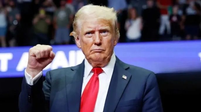 कोणताही हल्ला झाला की लोक बंकरमध्ये लपतात. ही कारदेखील अमेरिकेच्या राष्ट्राध्यक्षांसाठी एका बंकरप्रमाणेच काम करते. म्हणूनच ट्रम्प यांच्या कारला चालते-फिरते बंकर म्हटले जाते. या कारचे वजन साधारण 9072 किलो असल्याचे म्हटले जाते. या कारची किंमत 1.5 दशलक्ष डॉलर्स आहे.