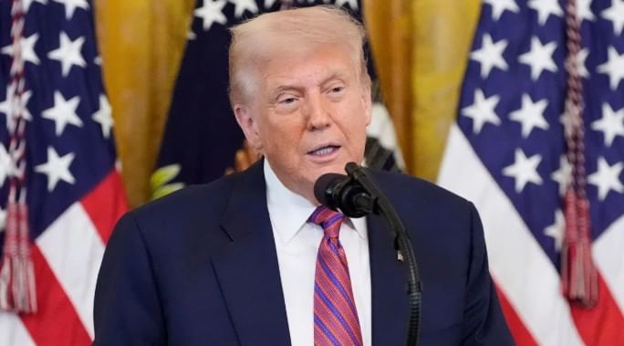 या कारमध्ये नाईट व्हिजन यंत्रणा आहे. यासह या कारमध्ये अश्रुधुराचा हल्ला करण्याचीही यंत्रणा आहे. विशेष म्हणजे या कारच्या दरवाजांत विद्युत प्रवाहही सोडता येतो. या कारमध्ये अमेरिकेच्या राष्ट्राध्यक्षांसाठी आणीबाणीच्या काळात रक्तदेखील ठेवलेले असते. तसेच अनेक जीवनरक्षक उपकणेही या कारमध्ये आहेत. 