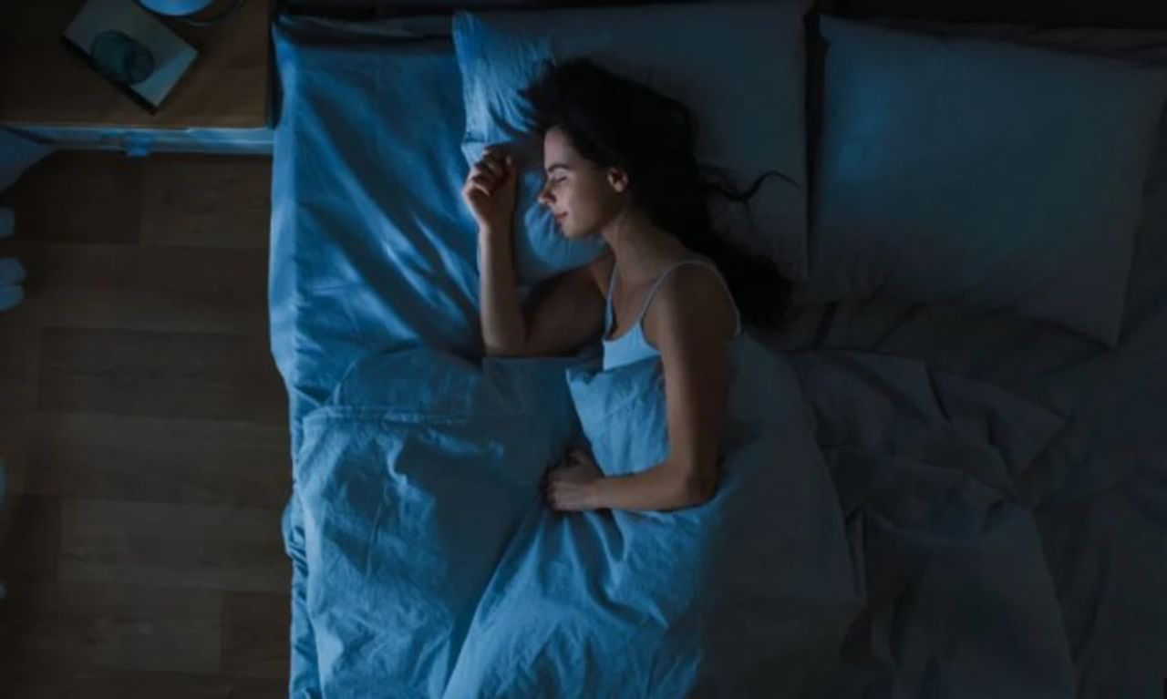 अनेकदा झोपल्यानंतर आपण आजारी असल्याचे स्वप्न पडते. पण या स्वप्नाचा नेमका काय अर्थ घ्यायचा, असे नेहमी विचारले जाते. दरम्यान, आपण आजारी असल्याचे स्वप्न पडत असेल तर स्वप्न शास्त्रात त्याचे काही संकेत देण्यात आले आहेत. 