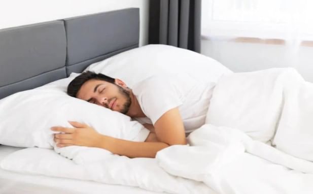 तसेच तुम्हाला आजारी असल्याचे स्वप्न पडत असेल तर तुम्हाला काही ठिकाणी मान-सन्मान मिळू शकतो, असाही संकेत मिळतो. तुम्हाला असे स्वप्न नेहमीच पडत असेल तर तुम्ही तुमच्या आरोग्याकडे लक्ष देणे गरजेचे आहे, असा संदेश यातून मिळतो. 